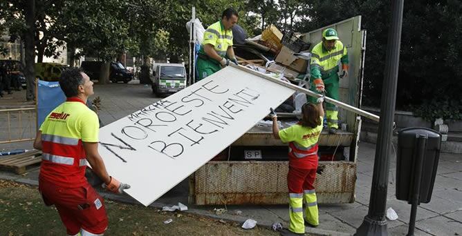 Los servicios de limpieza municipales retiran los residuos dejados por el grupo de &#039;indignados&#039; que permanecía acampado en el Paseo del Prado, junto a la plaza de la Cibeles, en Madrid, desde el 23 de julio, y que ha sido desalojado este martes por la Policía