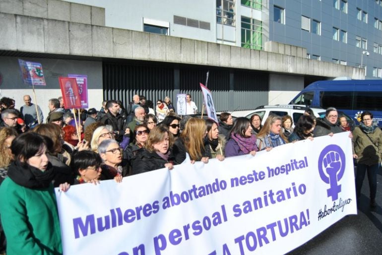 Concentración de la Plataforma polo Dereito ao Aborto de A Coruña frente al hospital el pasado mes de febrero.