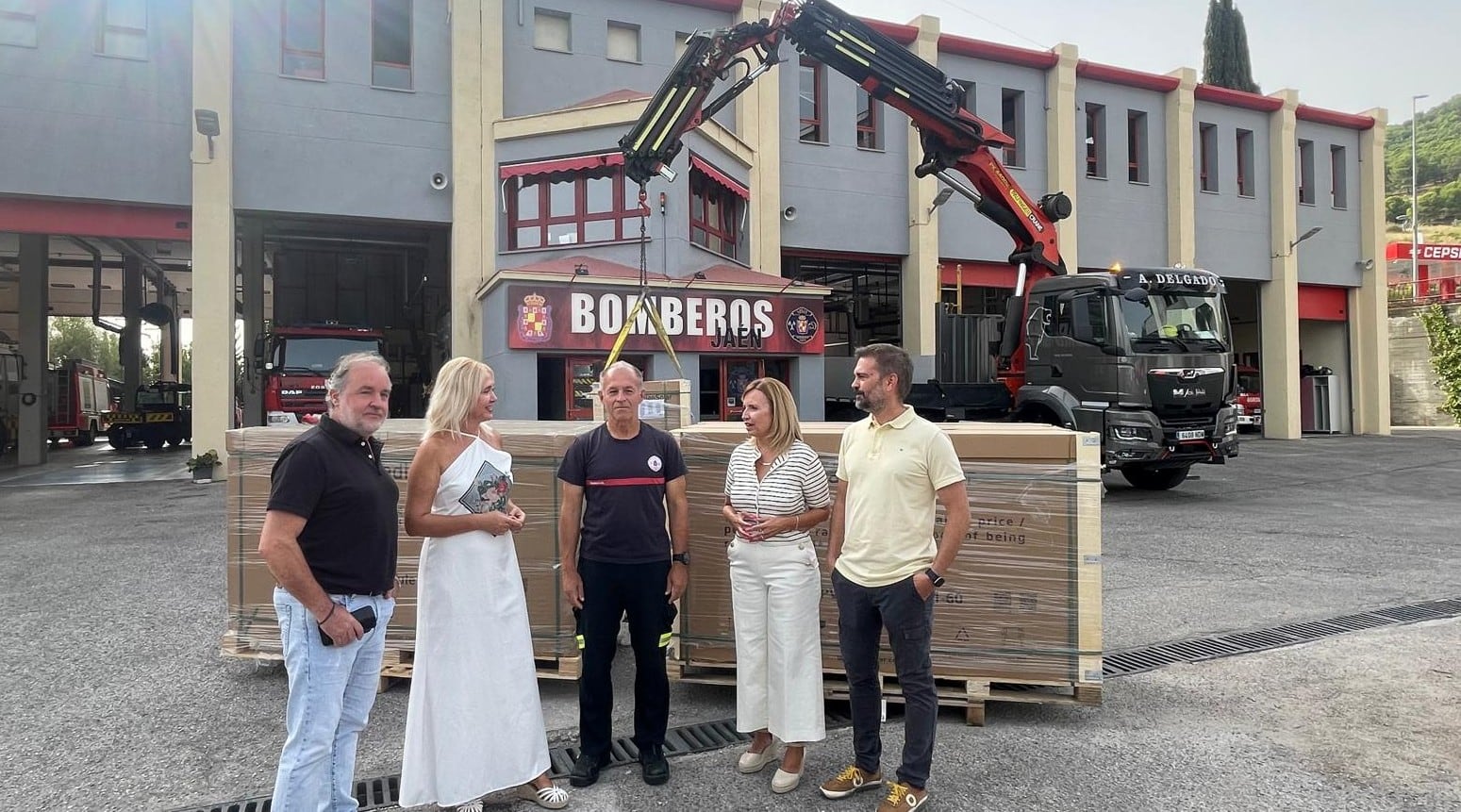 Visita institucional en el comienzo de la instalación de placas solares en el Parque de Bomberos de Jaén.