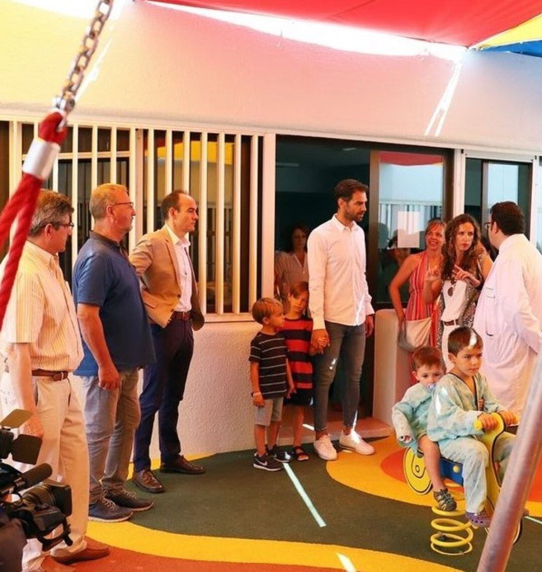 Calderón, visitando el nuevo parque infantil