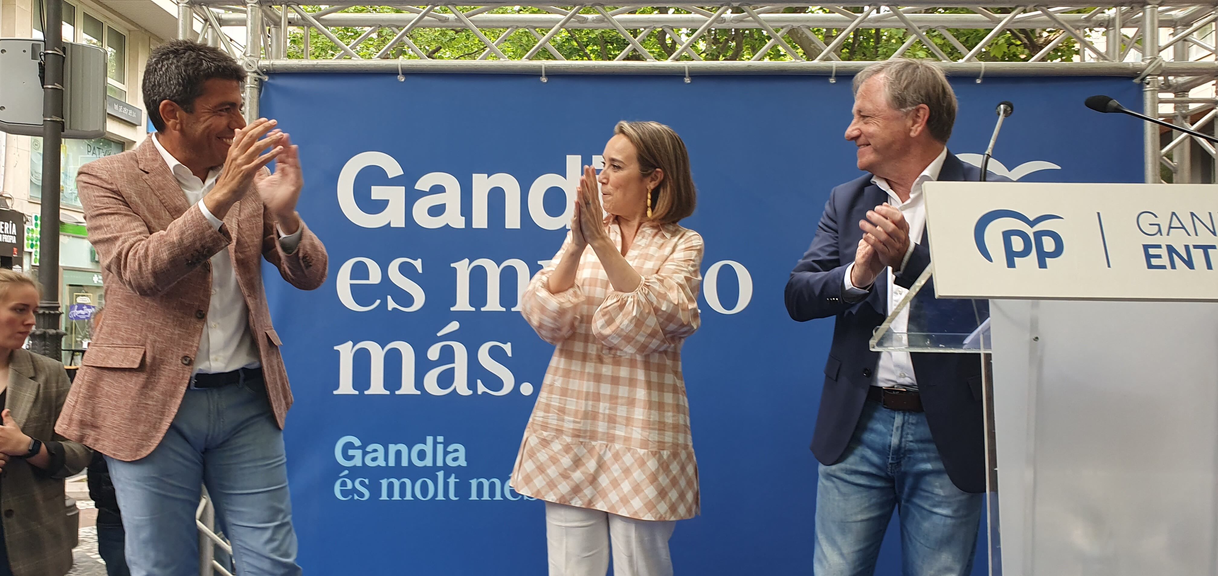 Carlos Mazón, Cuca Gamarra y Juan Carlos Moragues durante la inauguración de la sede electoral del PP en Gandia.
