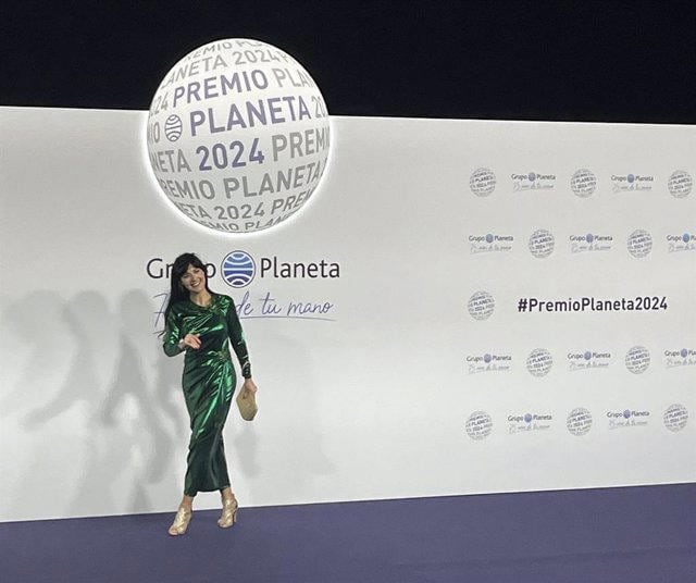 Susi Rosa Egea vestida por las murcianas Carmen Ramil y Díaz Gil Joyeros, en la gala de entrega del Premio Planeta 2024, donde acudió como finalista del certamen literario. Círculo Rojo