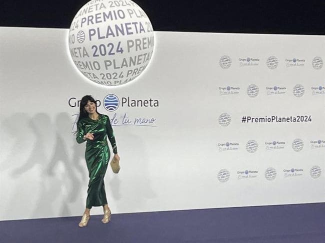 Susi Rosa Egea vestida por las murcianas Carmen Ramil y Díaz Gil Joyeros, en la gala de entrega del Premio Planeta 2024, donde acudió como finalista del certamen literario. Círculo Rojo