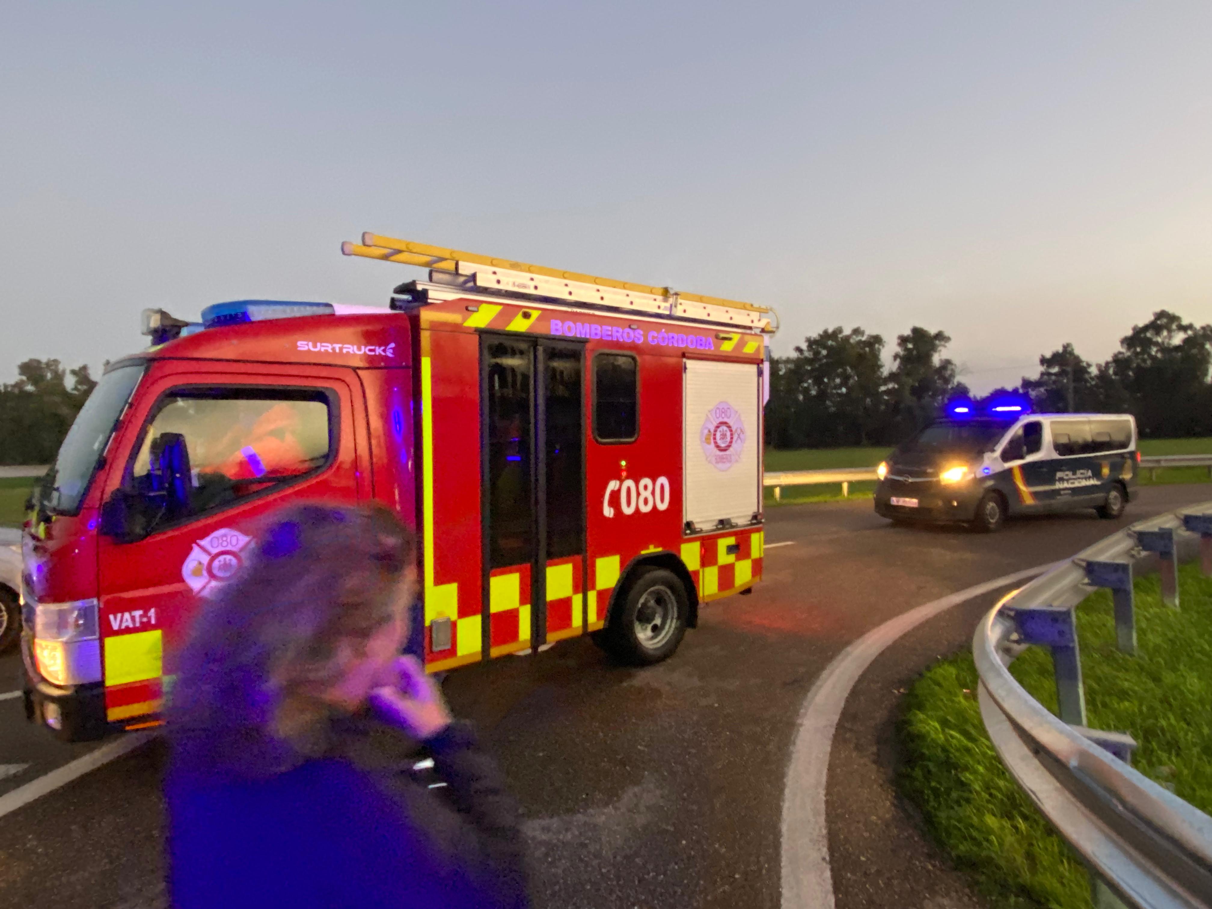 Policía y Bomberos en el entorno de las parcelaciones del Aeropuerto de Córdoba