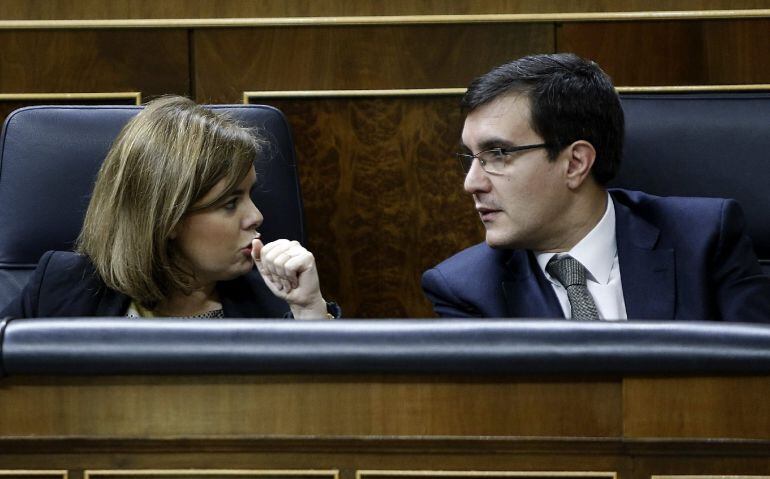 La vicepresidenta del Gobierno, Soraya Sáenz de Santamaría y el secretario de Estado de Relaciones con las Cortes, José Luis Ayllón, durante el pleno del Congreso, el día después del debate del estado de la nación. 