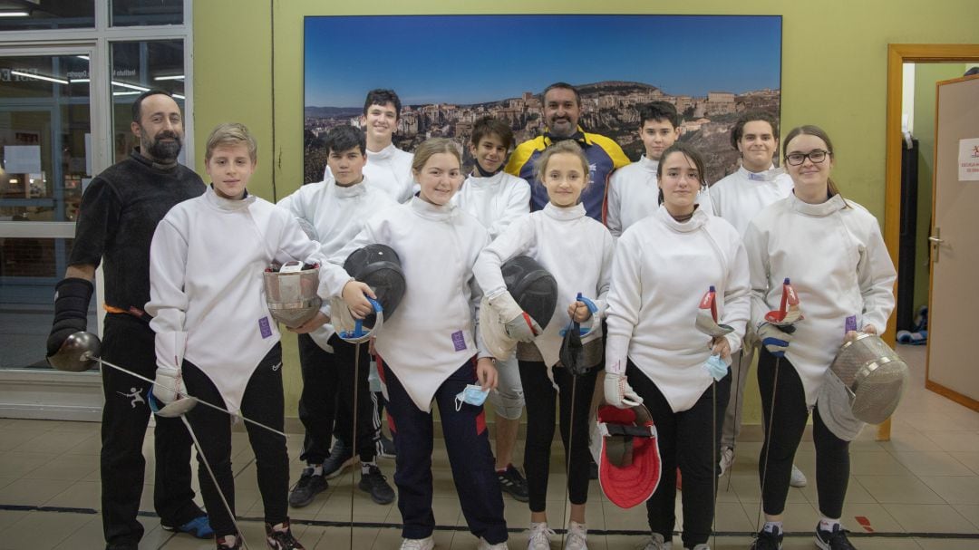 Gabriel Martínez (izq.), director técnico del club de esgrima Espadas Colgadas de Cuenca, y su presidente Iñaki Ocaña, en el centro de un grupo de alumnos. 