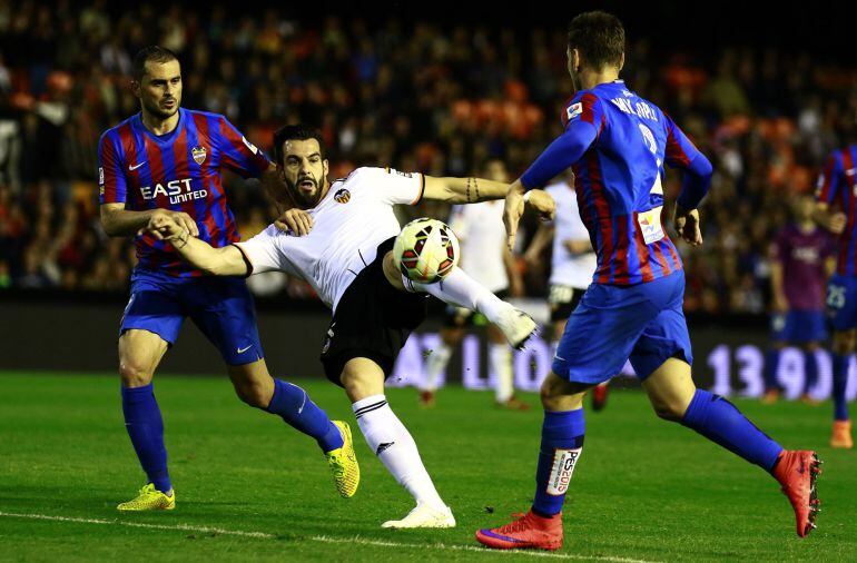 Valencia&#039;s forward Alvaro Negredo (C) kicks to score during the Spanish league football match Valencia CF vs Levante UD at the Mestalla stadium in Valencia on April 13, 2015.  AFP PHOTO / JOSE JORDAN