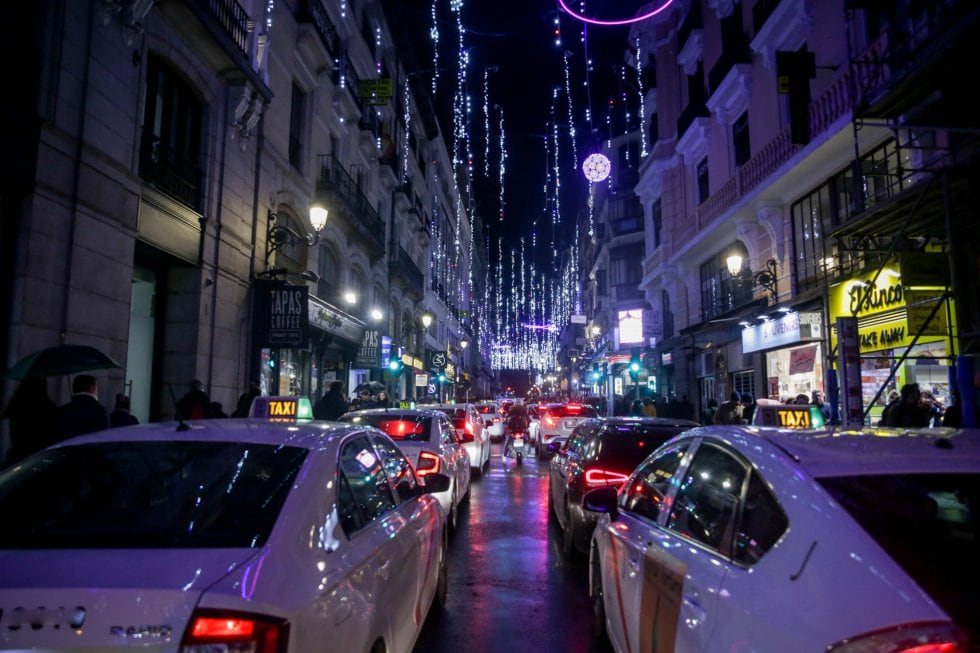 Una calle del centro de Madrid con las luces de navidad tras su encendido, en Madrid a 22 de noviembre de 2019