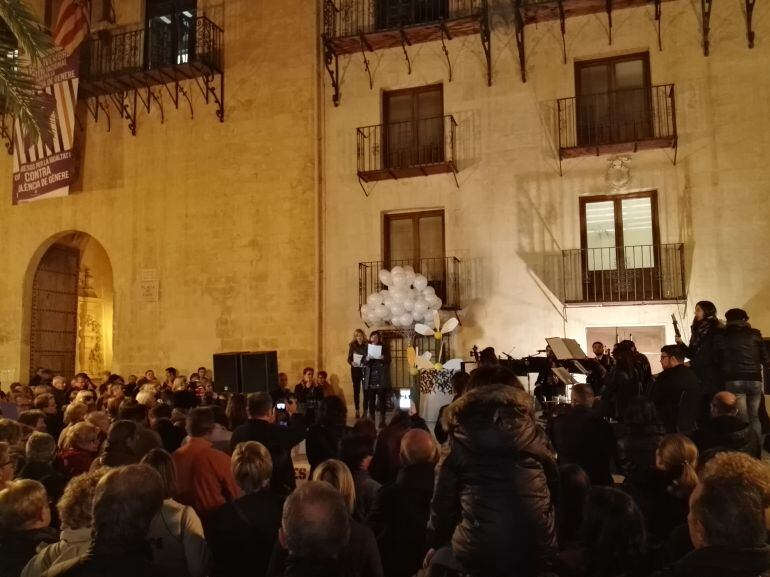 Concentración en la plaza de Baix