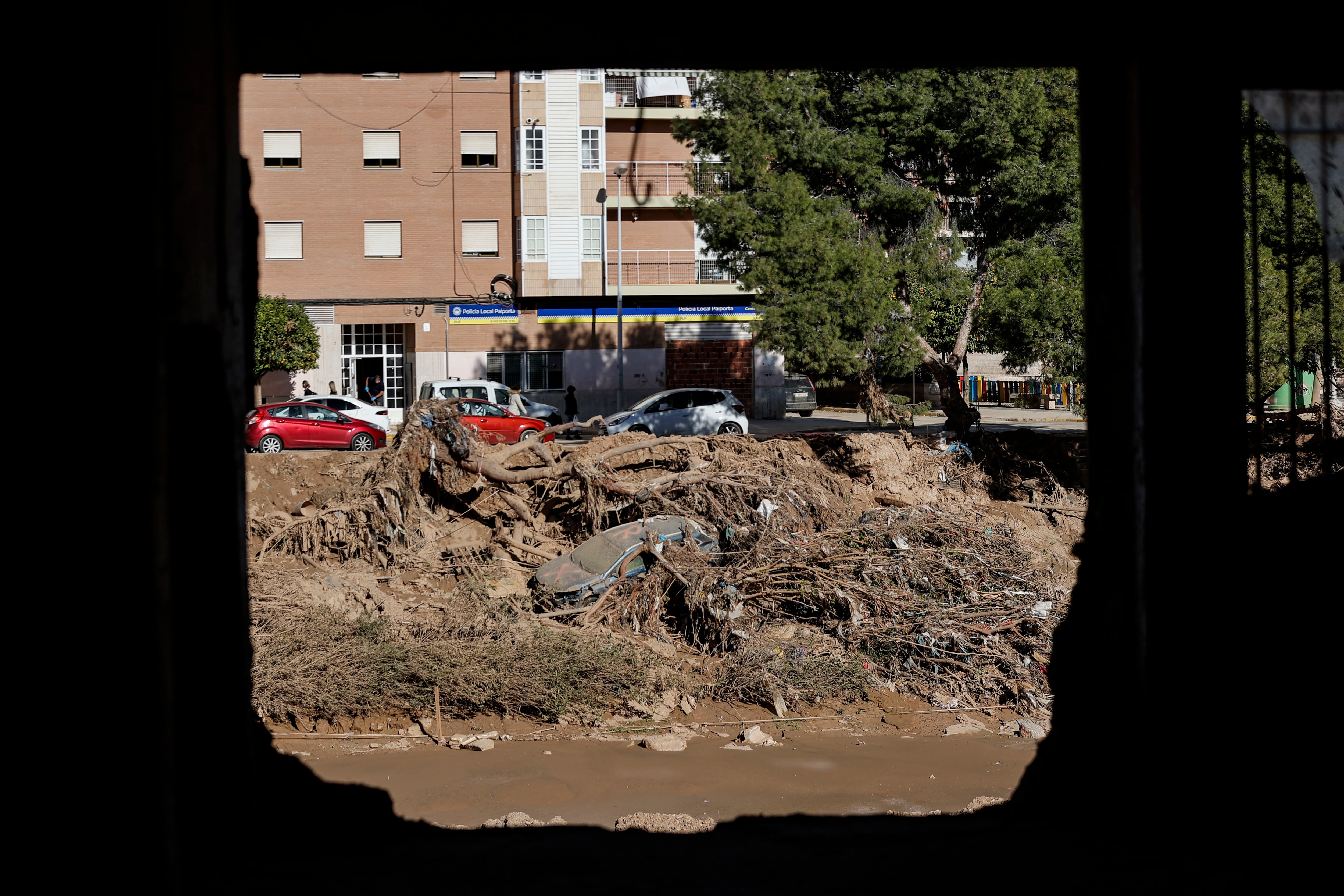 La pared derruida de una vivienda junto al barranco del Poyo en Paiporta, muestra la orilla contraria y los efectos aún visibles de la dana del pasado 29 de octubre. EFE/Manuel Bruque