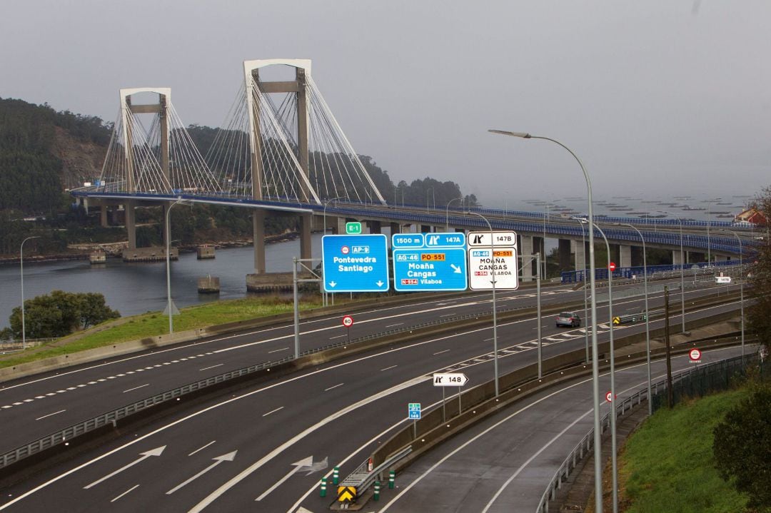 Vista de la AP-9 a su paso por Vigo, Pontevedra, este viernes. La AP-9, la autopista que vertebra Galicia, será este 2021, con una subida del 0,92 por ciento, que entra en vigor hoy, 1 de enero de 2021, la más cara de España. Viajar de Ferrol a Tui costará 22,40 euros, veinte céntimos más que hasta ahora. 