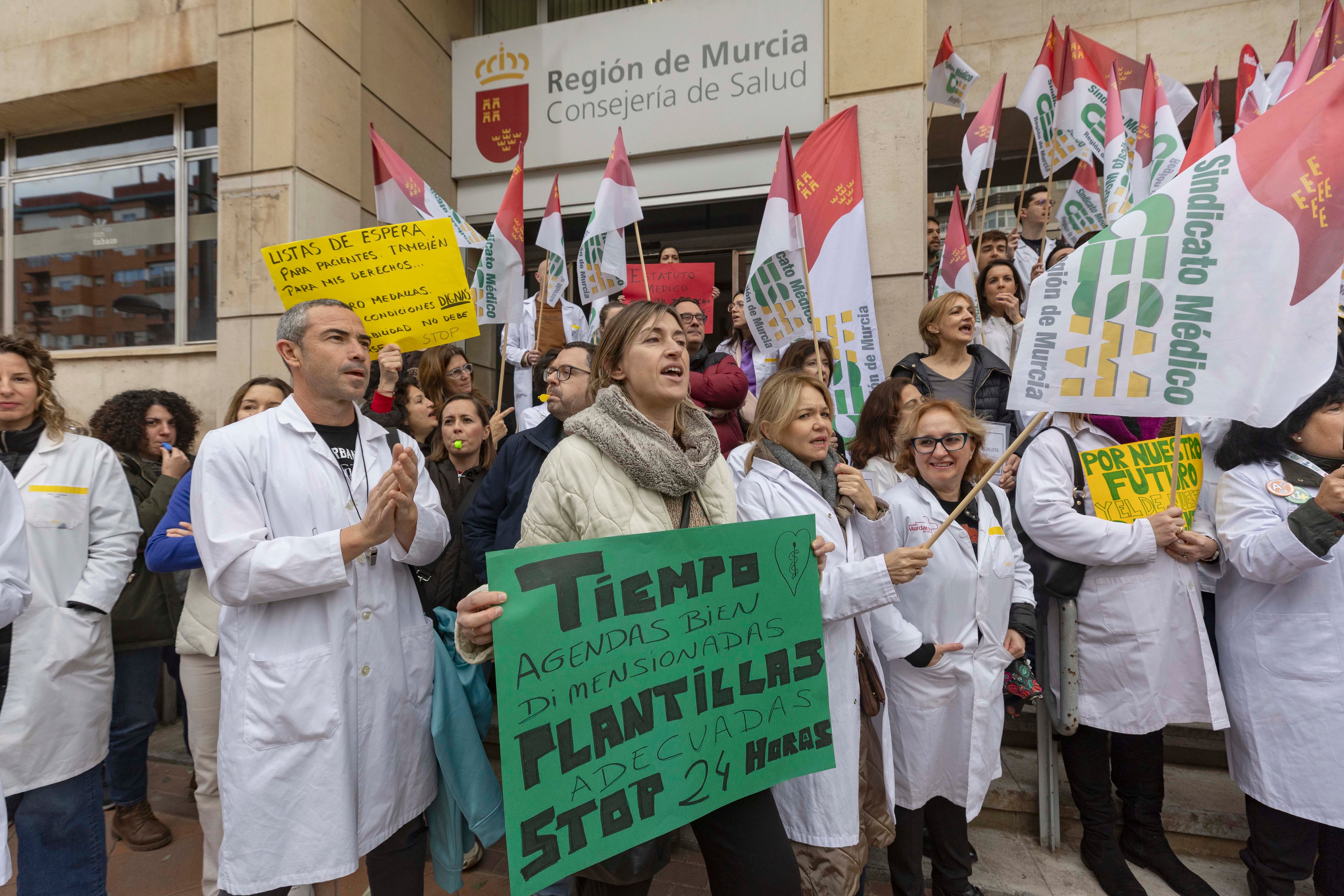 MURCIA, 16/02/2026.- Centenares de médicos se han concentrado este lunes frente a la Consejería de Salud de Murcia en el primer día de huelga que se mantendrá hasta el viernes. EFE/Marcial Guillén