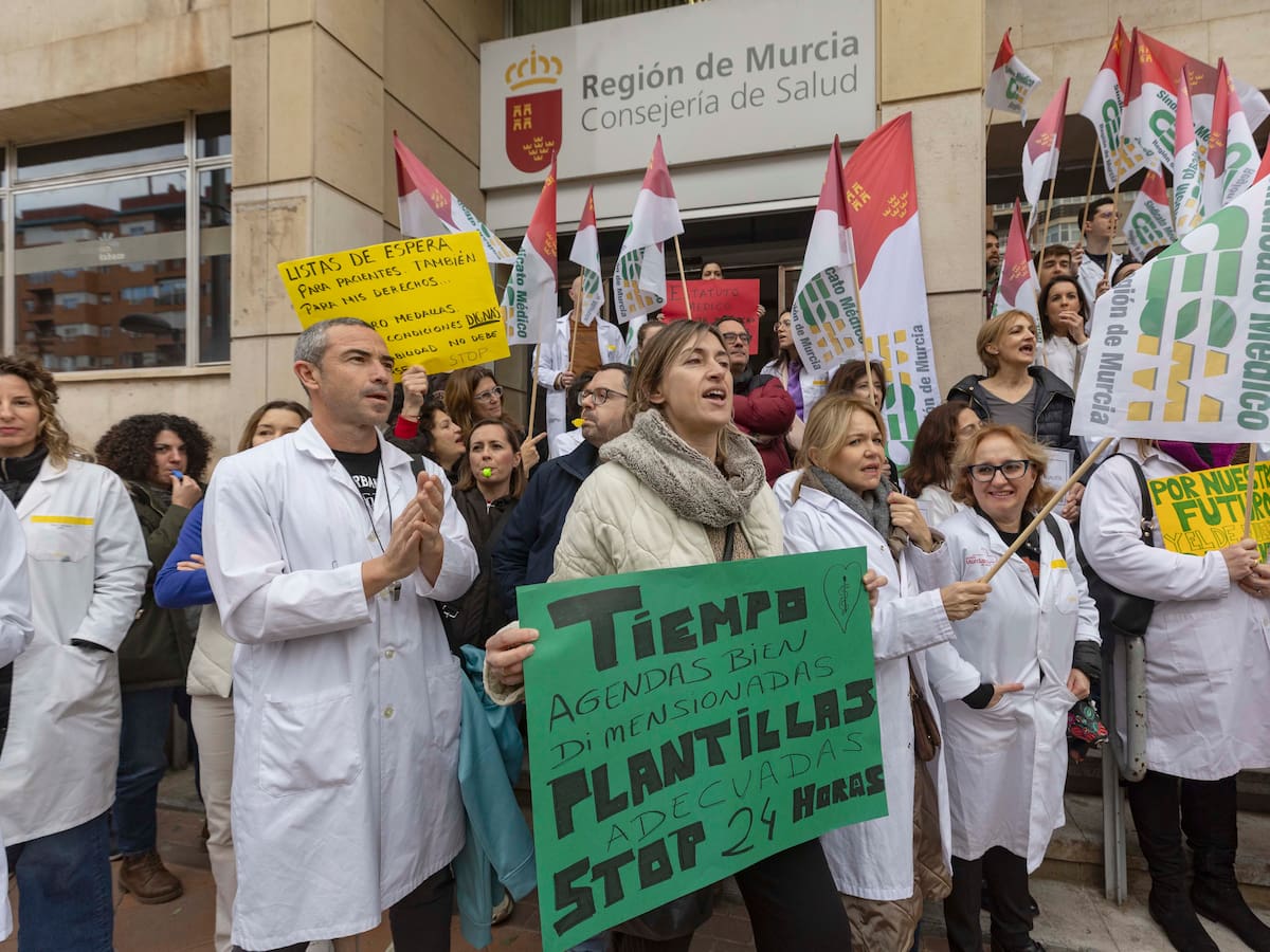 La huelga de médicos obliga a suspender más de 7.500 consultas externas en la Región
