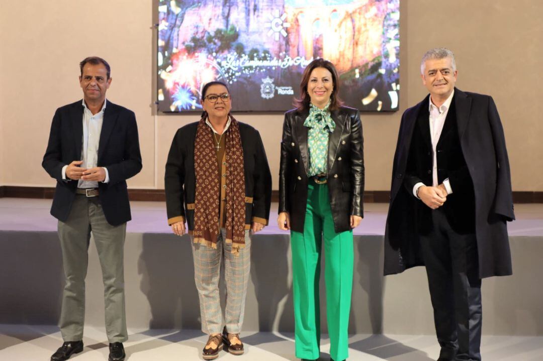 Los presentadores del evento, junto al director de Canal Sur y la alcaldesa rondeña