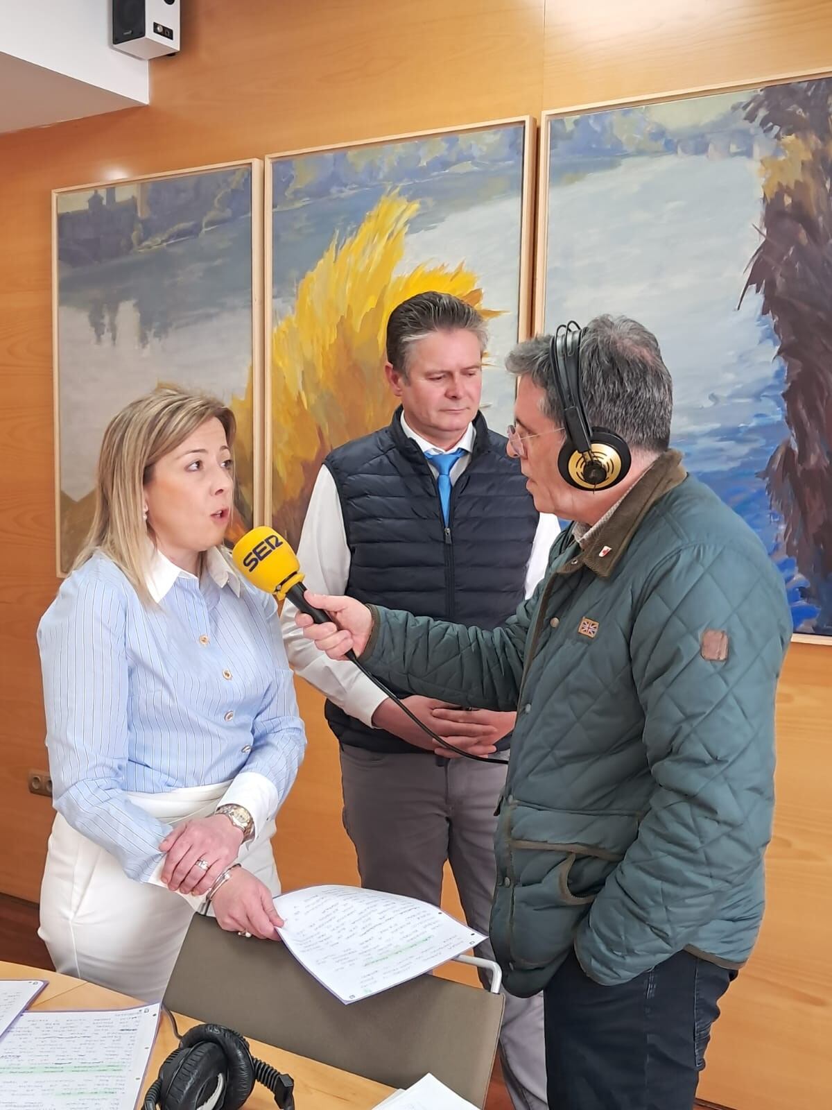 María José Barrafón e Ignacio Gramún atienden a la Cadena Ser en la provincia de Huesca