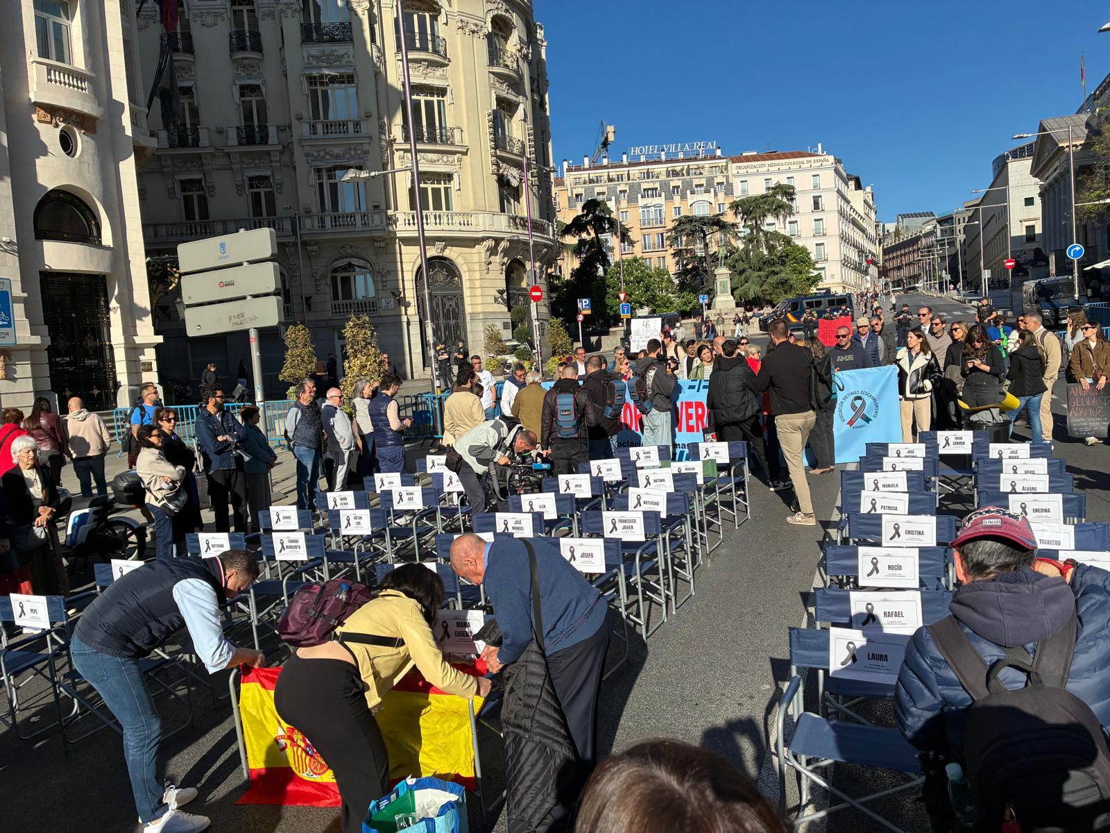 Las víctimas de Adamuz se concentran frente a las puertas del Congreso de los Diputados.