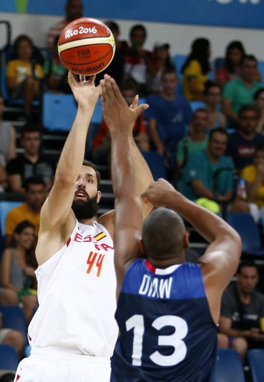 Nikola Mirotic tira a canasta ante el francés Diaw