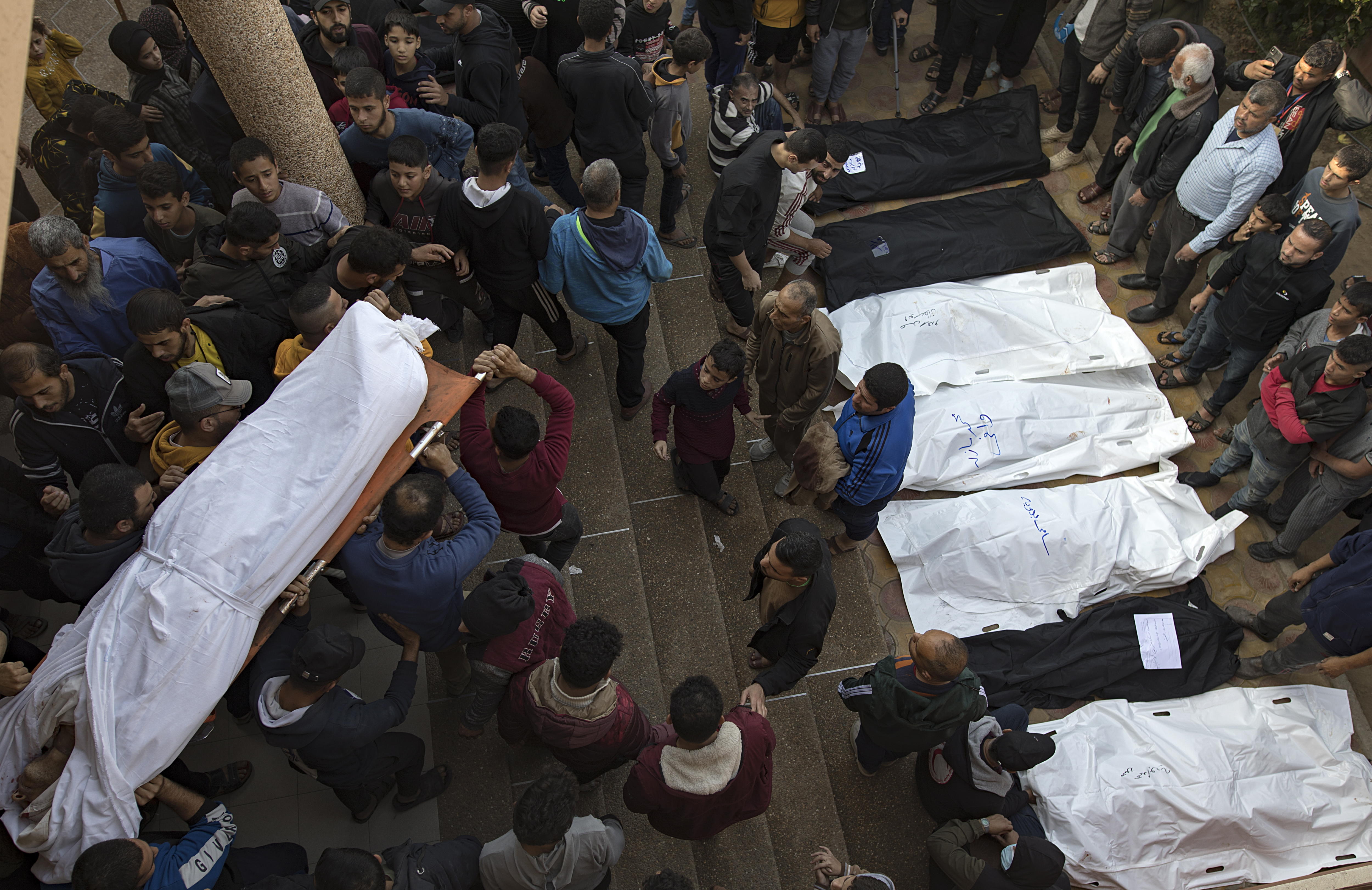 Gaza (-), 27/12/2023.- Relatives of killed Palestinians gather near their bodies at the Nasser Hospital in Khan Yunis, southern Gaza Strip, 27 December 2023, following Israeli air strikes on the Southern Gaza Strip. Israeli forces resumed military strikes on Gaza after the week-long truce ended on 01 December. More than 20,800 Palestinians and at least 1,300 Israelis have been killed, according to the Palestinian Health Ministry and the Israel Defense Forces (IDF), since Hamas militants launched an attack against Israel from the Gaza Strip on 07 October, and the Israeli operations in Gaza and the West Bank which followed it. EFE/EPA/HAITHAM IMAD
