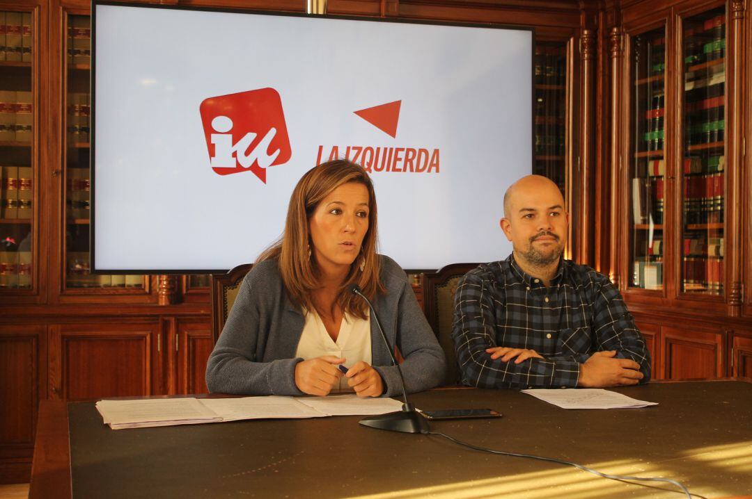 Concejales de IU en el Ayuntamiento de Segovia presentando la moción al próximo Pleno municipal relativa a los comedores escolares