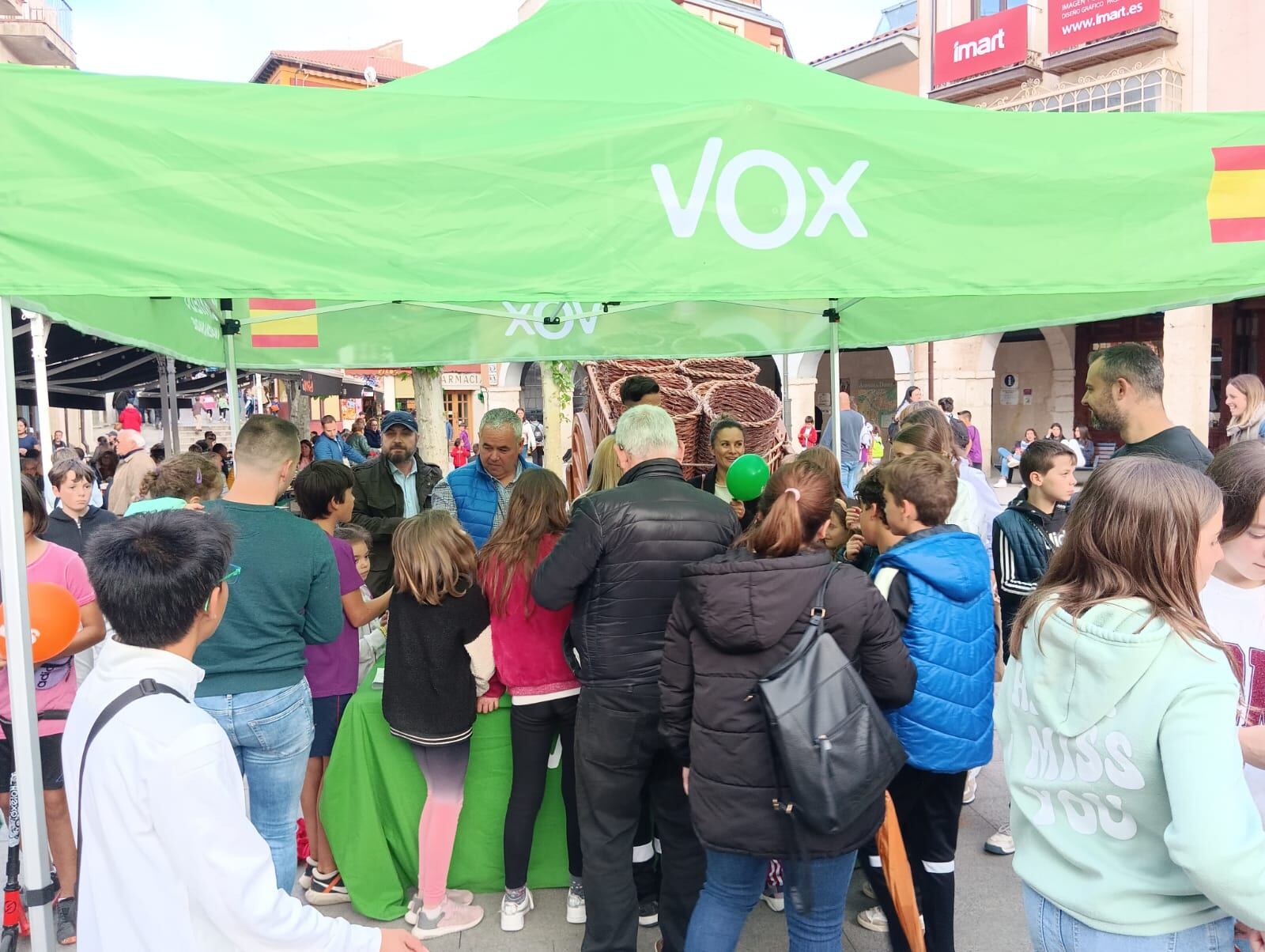 Vox también se ubicó en la Plaza Mayor en la última tarde de campaña