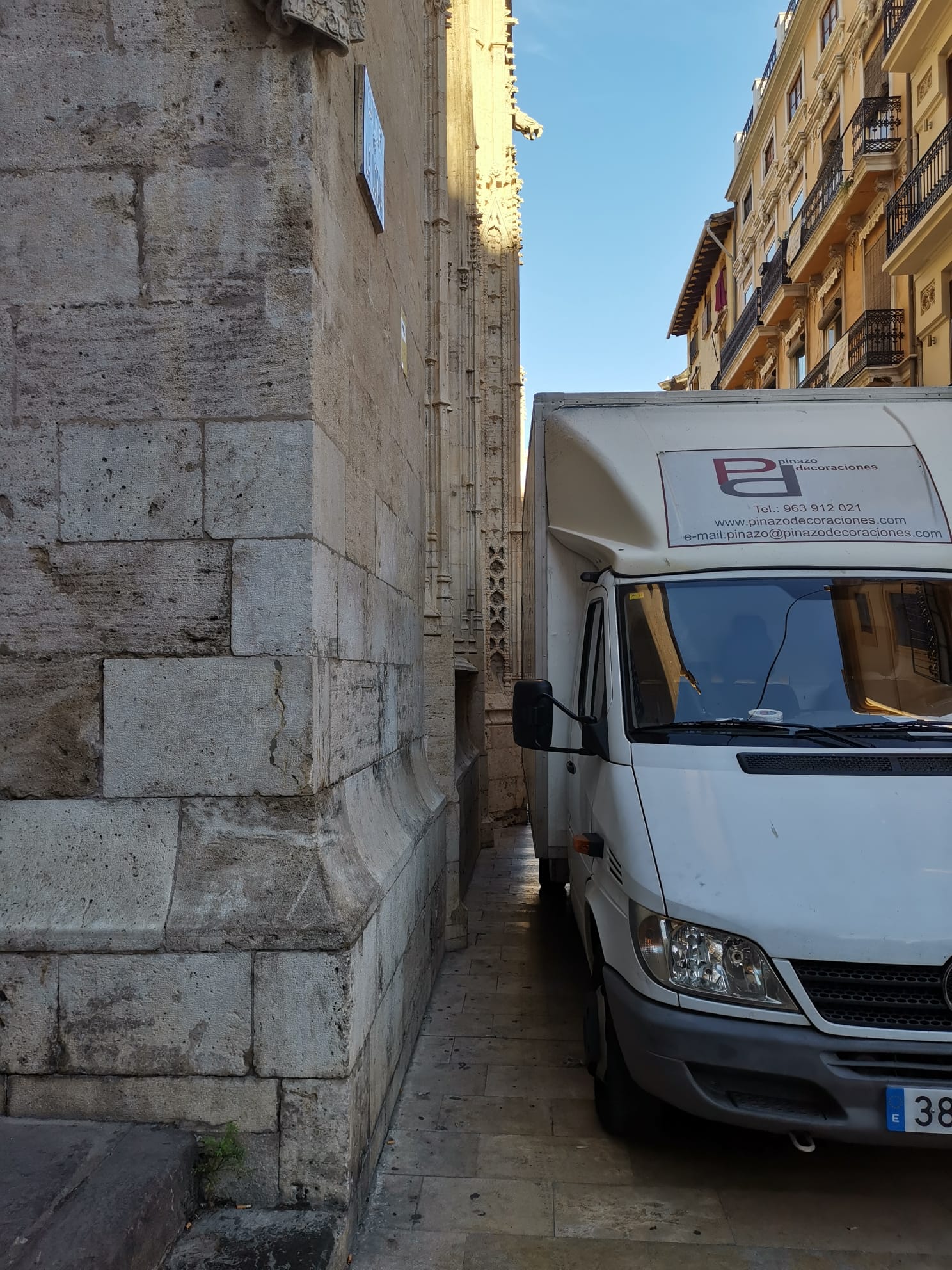 Coches aparcados a pocos centimetros de la Lonja de València, que es Patrimonio de la Humanidad.