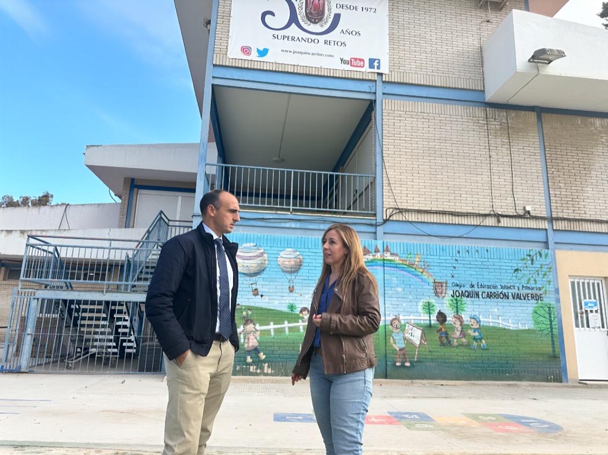 El director general de Centros Educativos e Infraestructuras, Luis Gómez, visitó ayer el centro, para comprobar el estado del colegio tras la finalización de las obras.