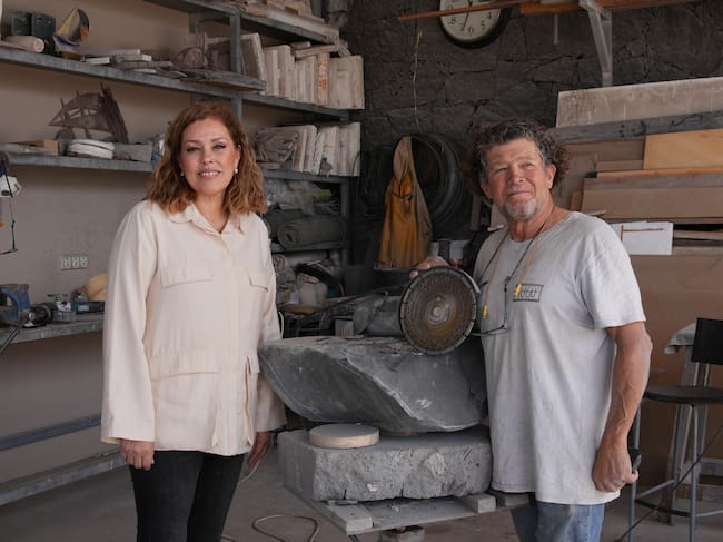 Astrid Pérez, presidenta del Parlamento de Canarias, y Paco Curbelo, escultor