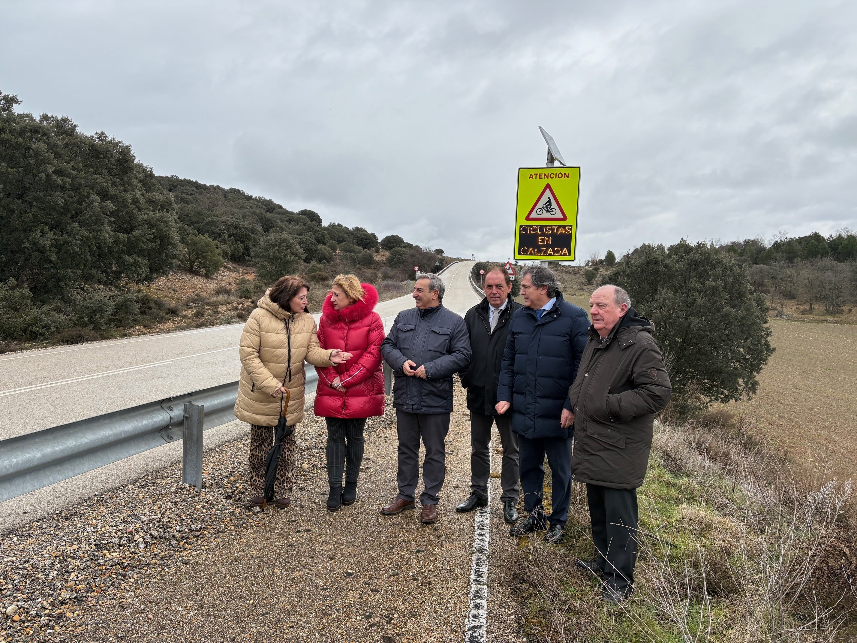 La Junta estudia implantar señales inteligentes de detección de ciclistas en las carreteras autonómicas para mejorar la seguridad vial