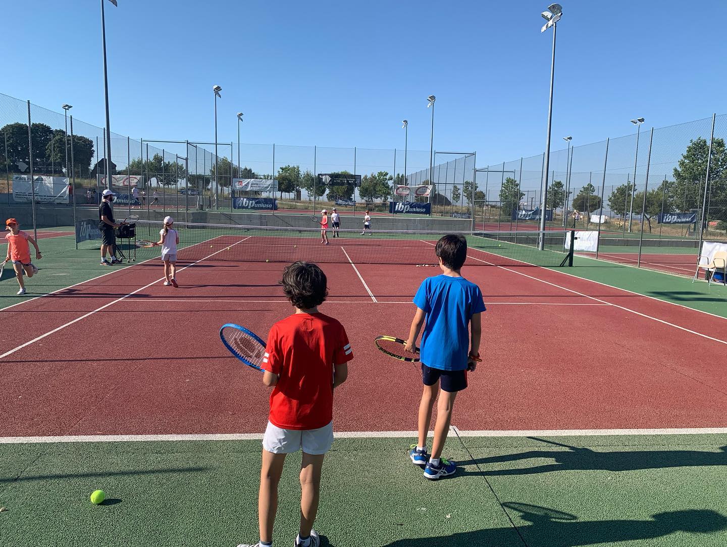 Durante los meses de junio y julio, los jóvenes podrán aprender y disfrutar de una gran variedad de deportes, como el fútbol, el baloncesto, el patinaje o la gimnasia rítmica