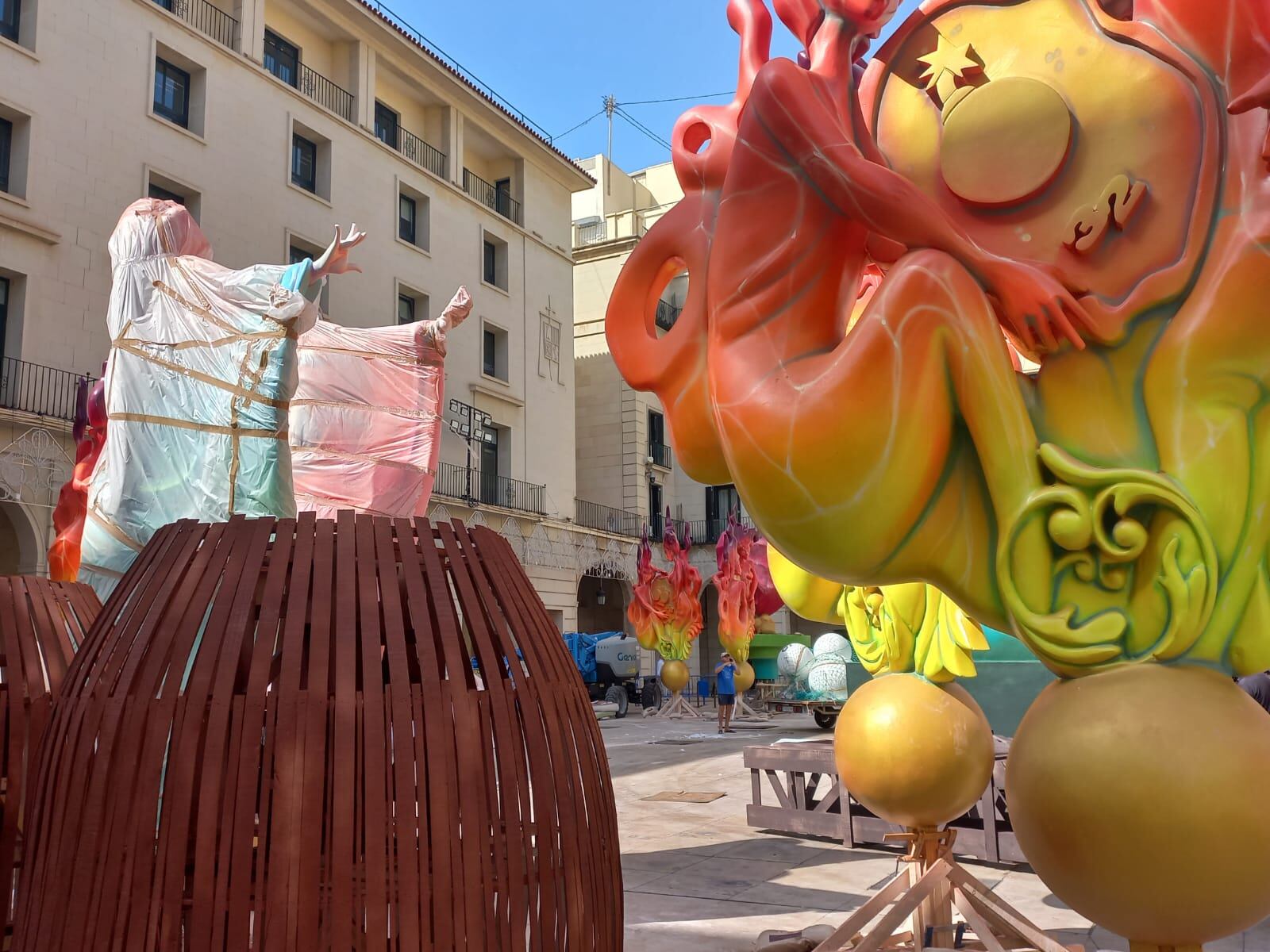 Piezas de 'Identidad', Hoguera Oficial 2025, preparadas para la plantà en la plaza del Ayuntamiento de Alicante