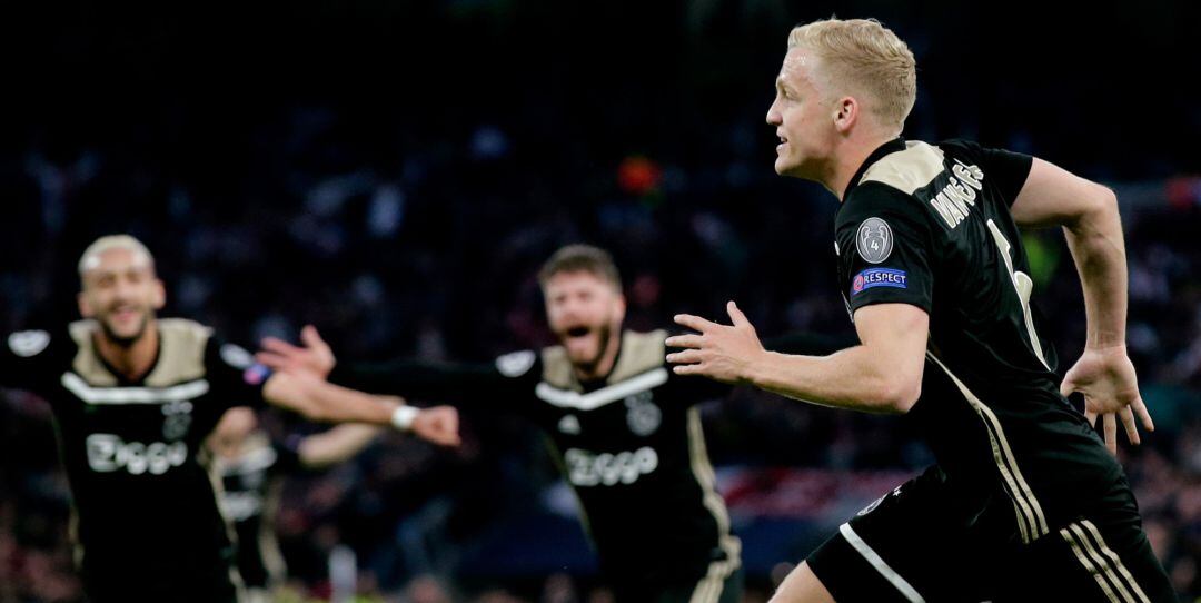 Los jugadores del Ajax celebran el gol de Van de Beek