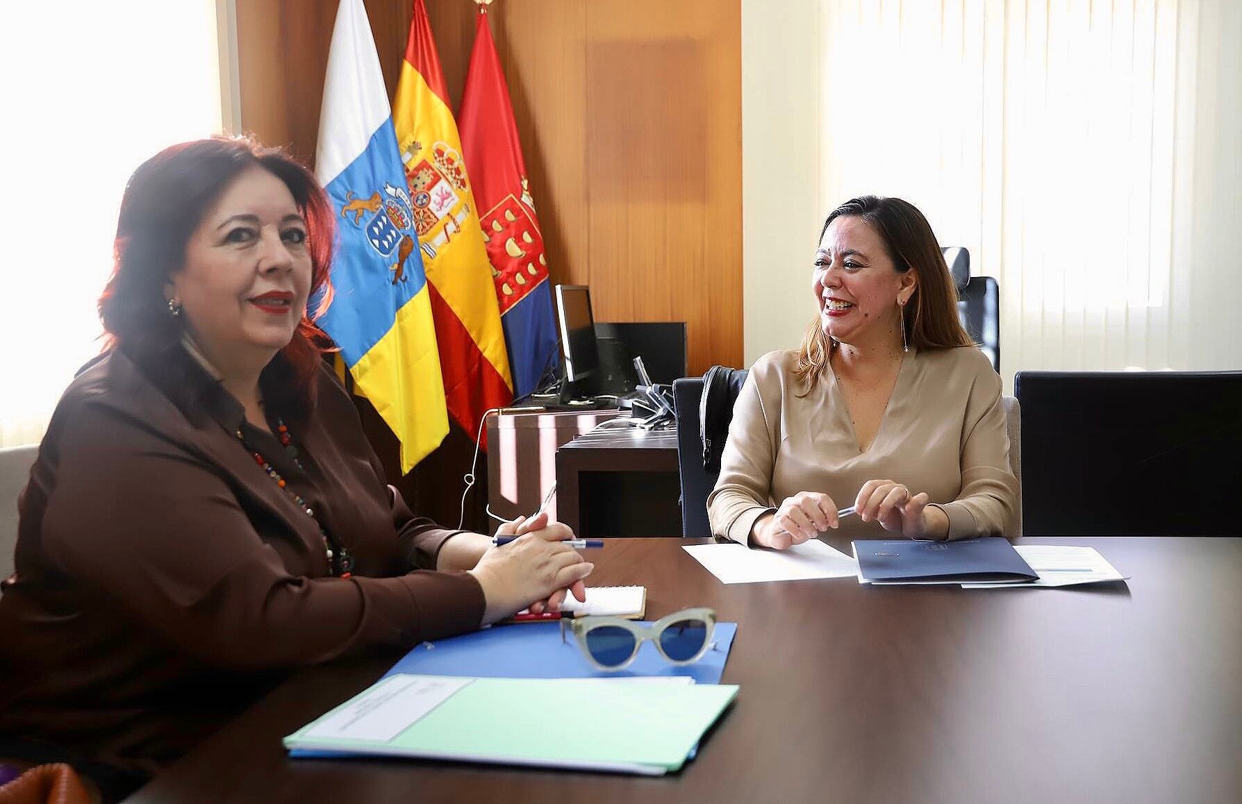 Manuela Armas, consejera de Educación del Gobierno de Canarias, con María Dolores Corujo, presidenta del Cabildo de Lanzarote.