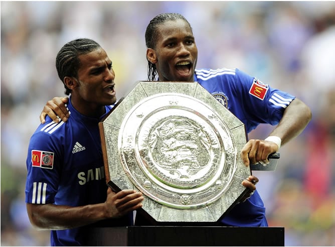 Drogba celebra el triunfo en la Community Shield hace unas semanas