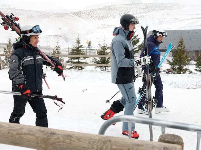 FORMIGAL, 29/03/2025.- El rey Felipe VI (c) en la estación de esquí en Formigal, este sábado. EFE/ Javier Cebollada
