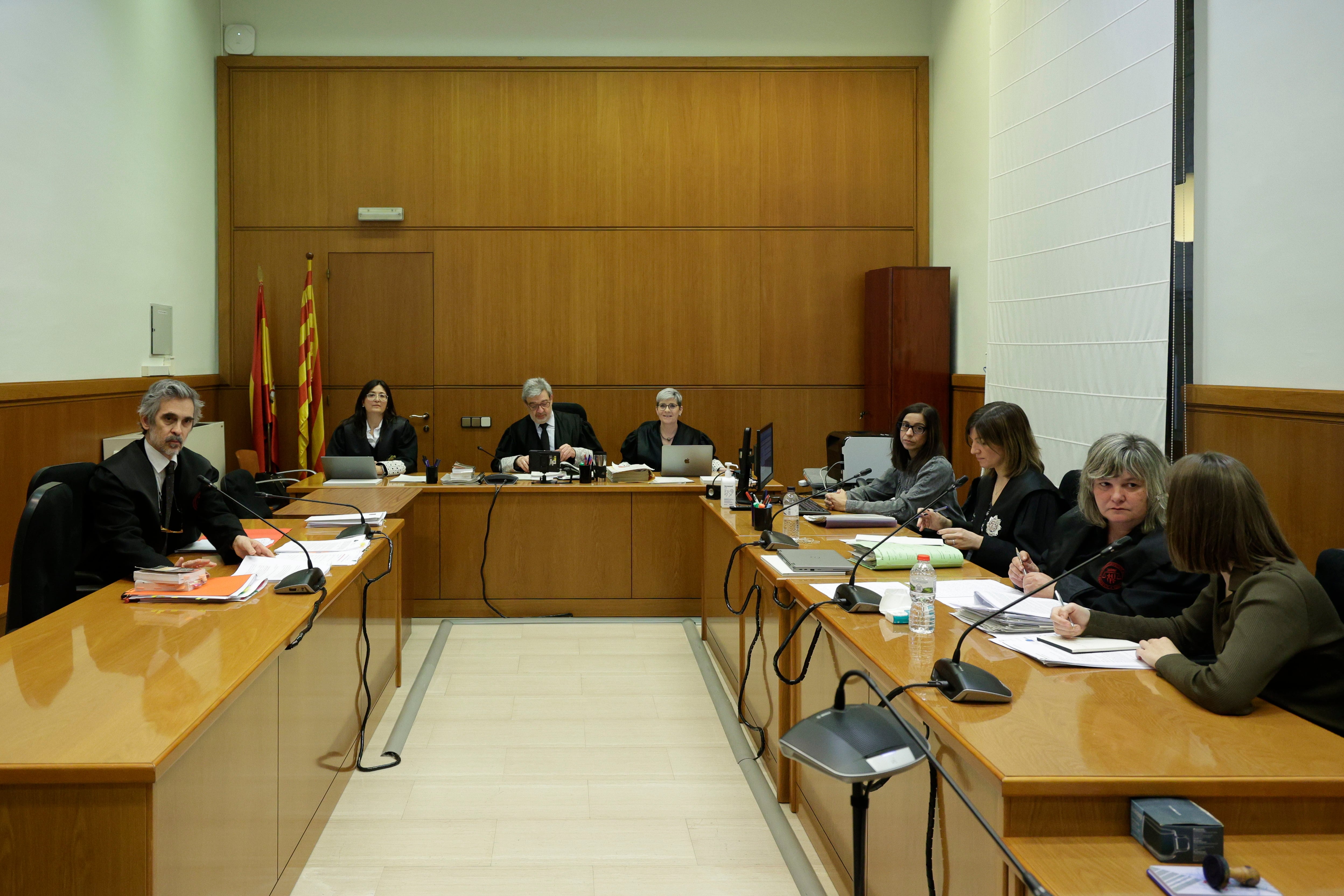 Imagen de archivo de la vista celebrada en la Audiencia de Barcelona, el pasado mes de febrero, para decidir sobre el ingreso en prisión del exjugador del Barça Dani Alves (EFE/ POOL/Quique Garcia).