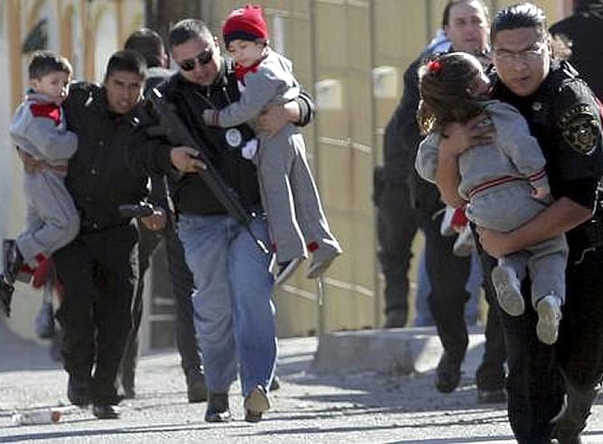 Los cuerpos de seguridad pusieron a salvo a varios niños que quedaron atrapados bajo el fuego cruzado.