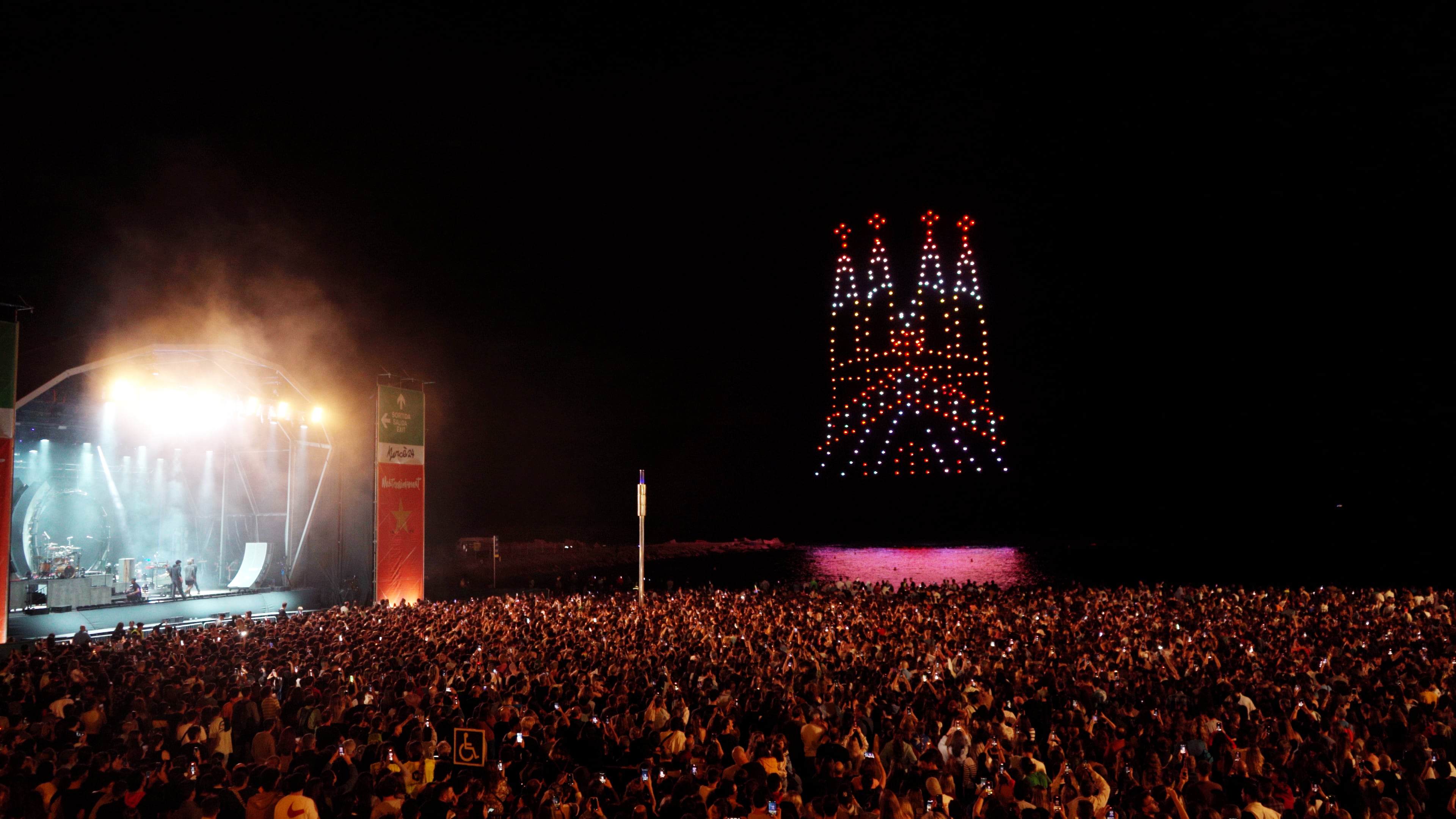 Un espectáculo de drones recrea la Sagrada Familia en la playa del Bogatell, en Barcelona