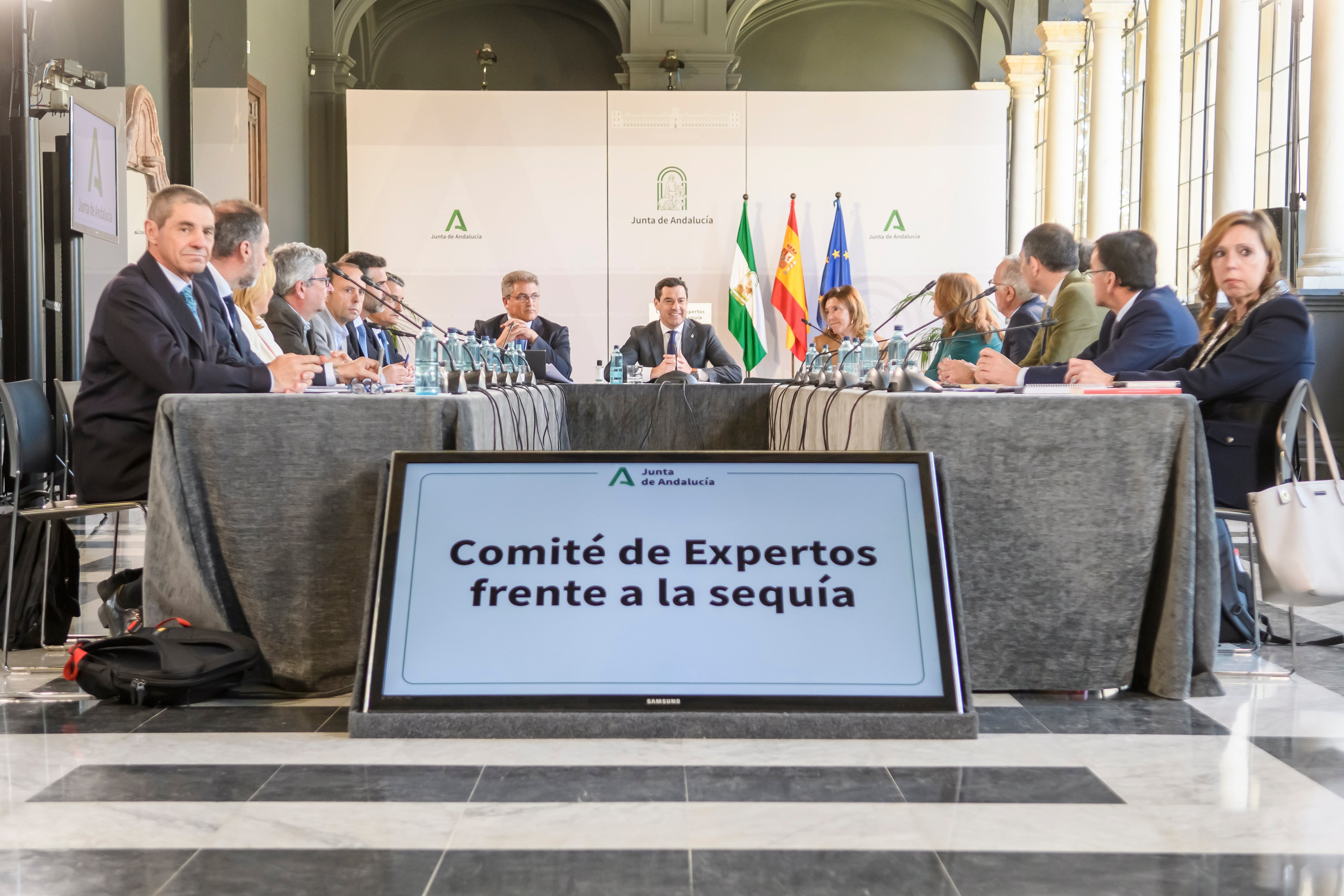 SEVILLA, 18/04/2023.- El presidente de la Junta de Andalucía, Juanma Moreno (c), durante la reunión del Comité de Expertos frente a la sequía, que ha tenido lugar este martes en el Palacio de San Telmo en Sevilla, tras la cuál ha anunciado que e Gobierno andaluz aprobará la próxima semana un tercer decreto contra la sequía con actuaciones por valor de 163 millones de euros, de los que más de 40 irán destinados a medidas de ayuda al sector agroalimentario, que sufre este problema &quot;de manera determinante&quot;.EFE/ Raúl Caro.
