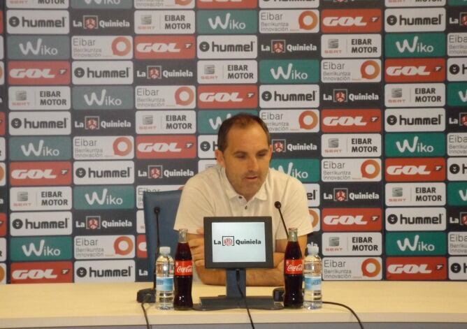 Fran Garagarza atiende a los medios en la sala de prensa de Ipurua.