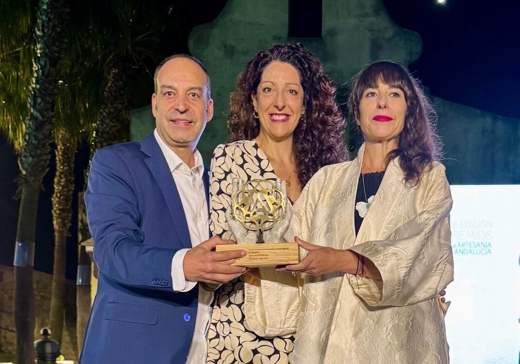 Los hermanos Manuel y Esther Moreno, junto a la delegada territorial de Empleo y Empresa en Jaén, Ana Mata.