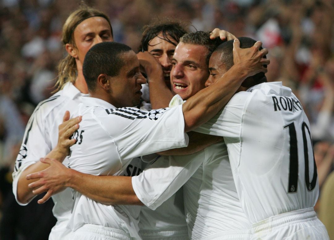 Guti, Raúl, Roberto Carlos, Soldado y Robinho celebran un gol del Real Madrid en el Santiago Bernabéu