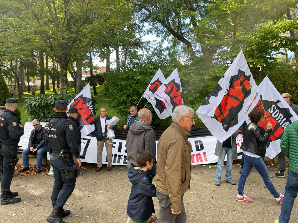 Integrantes de la Soria ¡YA!, escoltados por agentes de la Policía Nacional.