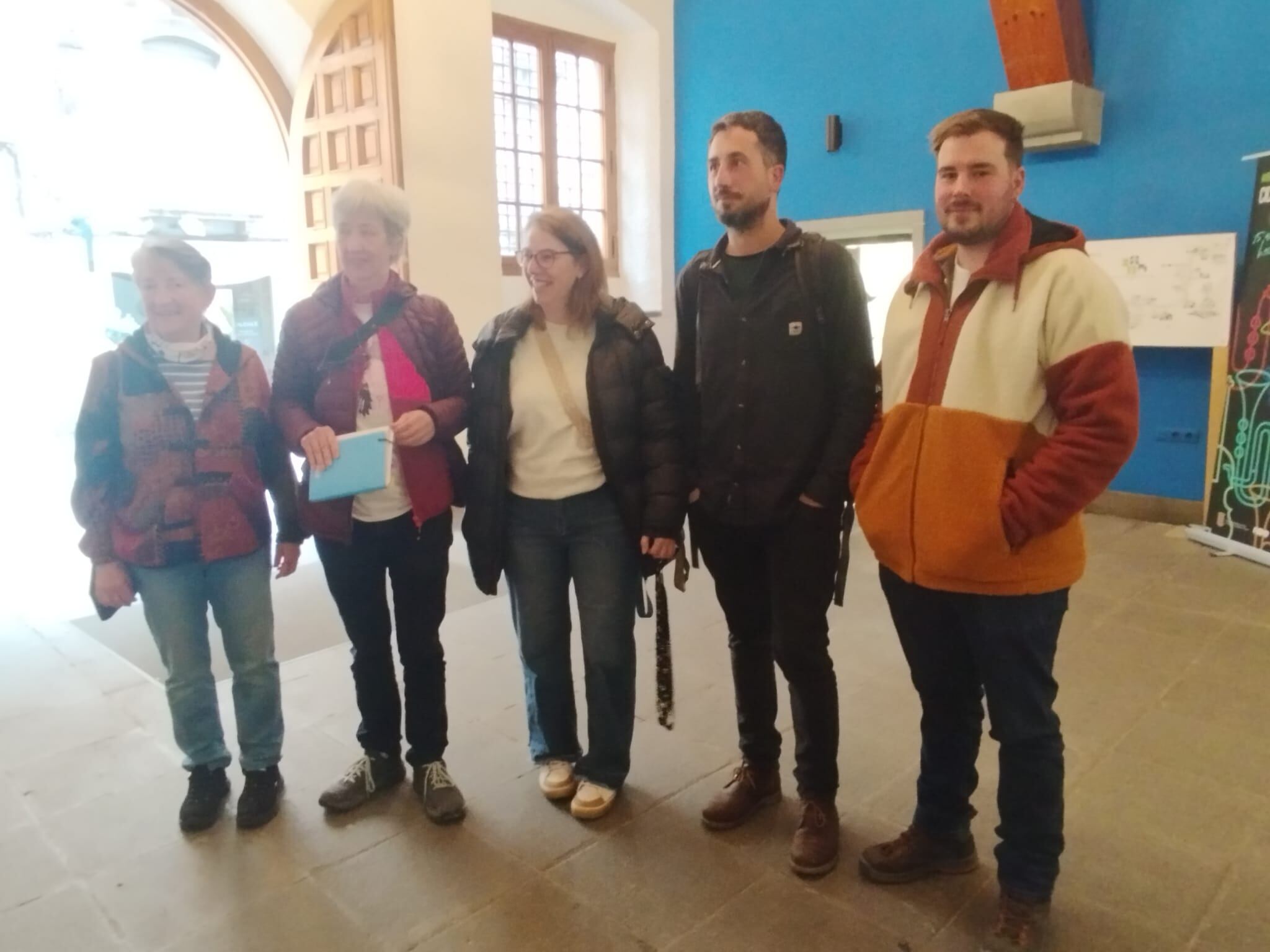 Afectadas y miembros del colectivo Vivienda Digna a la salida de su reunión con alcalde de Jaca