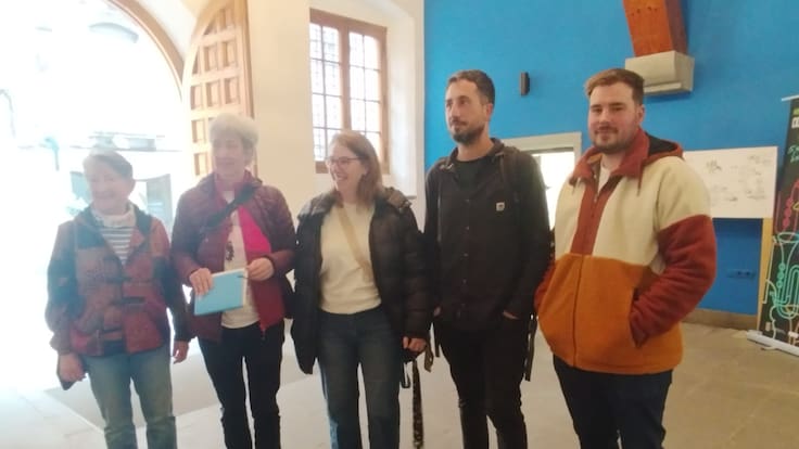 Afectadas y miembros del colectivo Vivienda Digna a la salida de su reunión con alcalde de Jaca