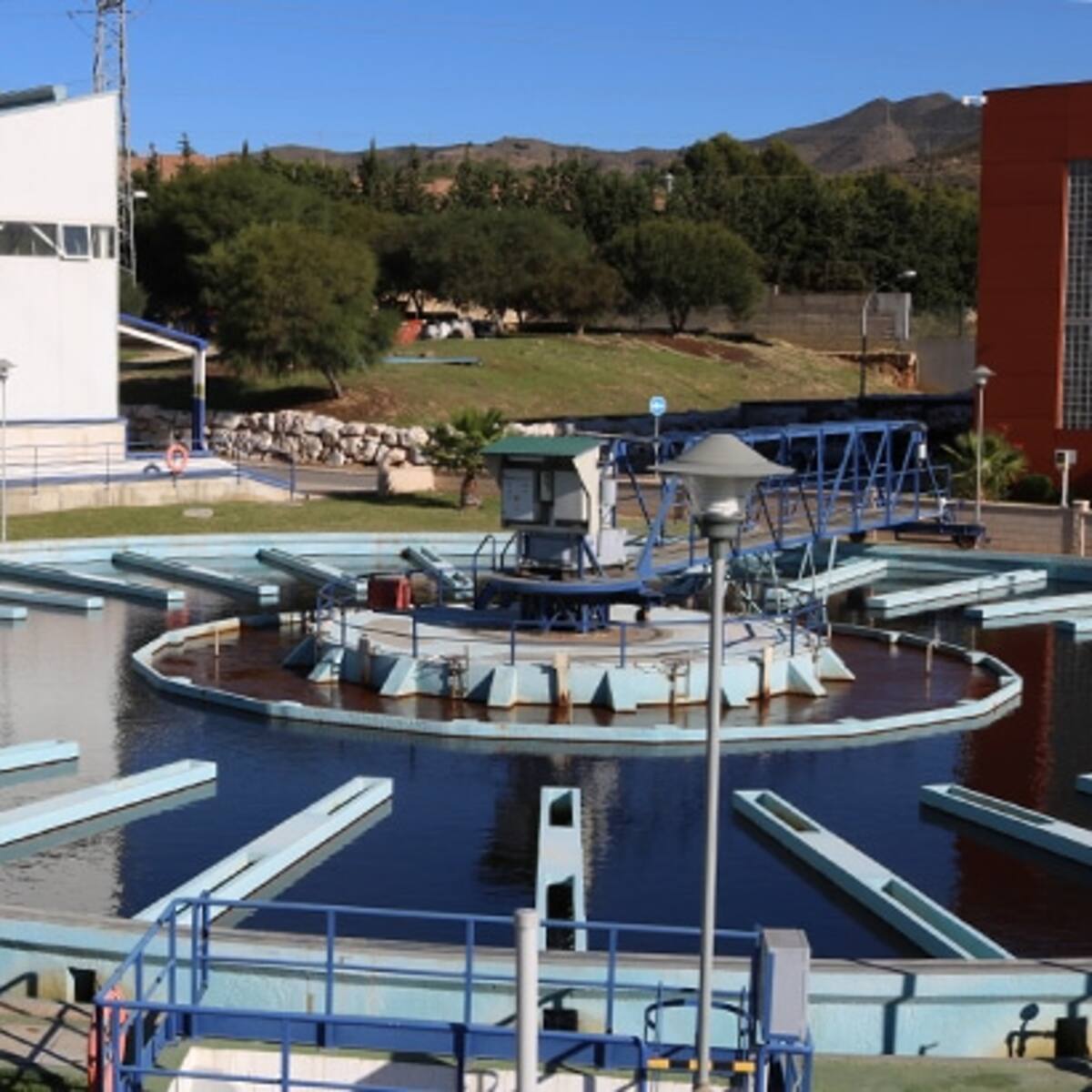 Emasa devuelve una media de 27,2 euros a 68.057 clientes para compensar el desfase entre consumo estimado y real