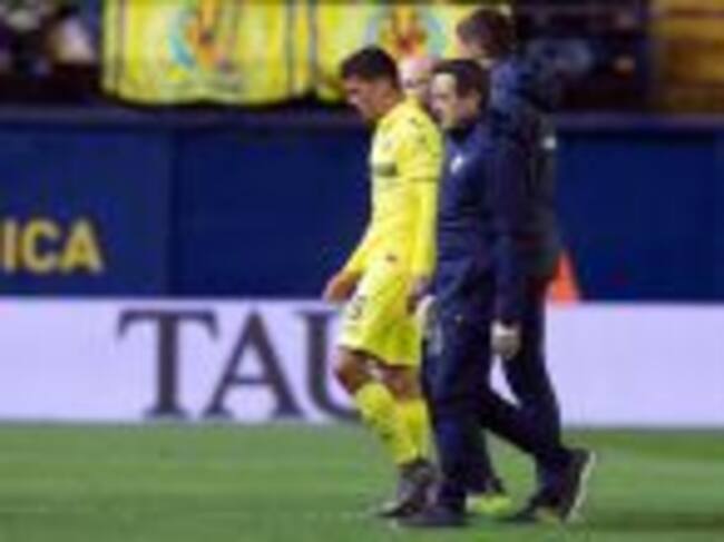 GRAF9869. VILLARREAL, 09/04/2018.- El centrocampista del Villarreal Pablo Fornals se retira a los vestuarios tras desmayarse en el campo durante el partido de la trigésima primera jornada de Liga en Primera División que Villarreal y Athletic de Bilbao juegan esta noche en el estadio de La Cerámica, en Villarreal. EFE/Domenech Castelló