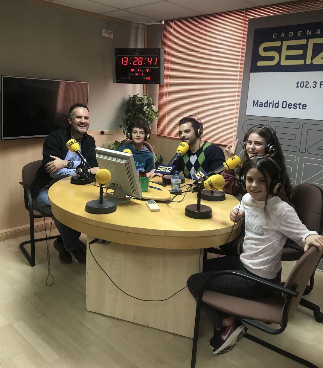 De izq. a dcha.: Ángel Diego, director del centro; Rafael Sánchez, alumno; Ignacio Roldán, Tutor de 5ºA; María Martínez e Iria Monarri, alumnas de 5º.