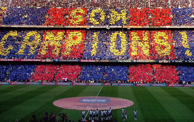 La afición del Barcelona recibió a su equipo con el lema &#039;Som campions!&#039; el 6 de mayo de 2006 antes de un partido ante el Espanyol