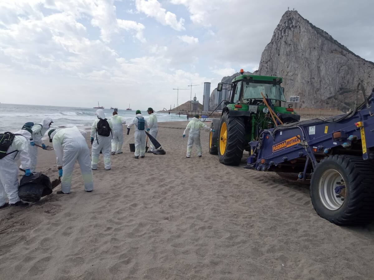Detectados restos de procedencia desconocida en las playas de Levante y Santa Bárbara de La Línea