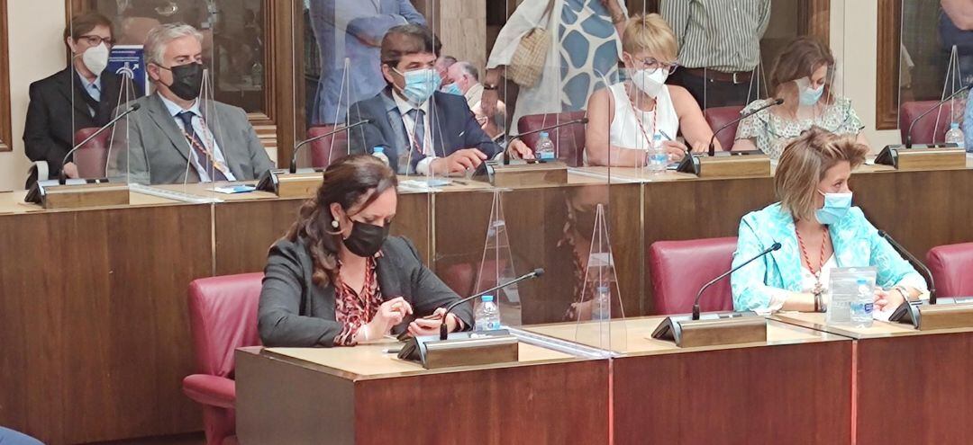 Teresa García, junto a la concejala de VOX, en el pleno de investidura de Emilio Sáez